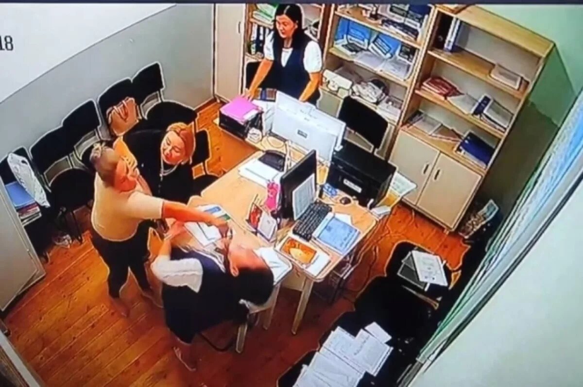    В Ташкенте избившую ученика учительницу арестовали за драку с замдиректора