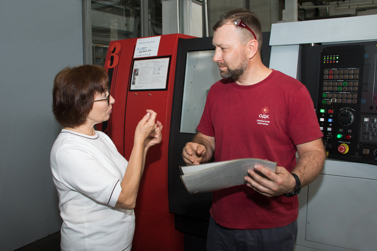 Сурдопереводчик Нина Ширяева  и оператор станков с программным управлением Иван Коточигов