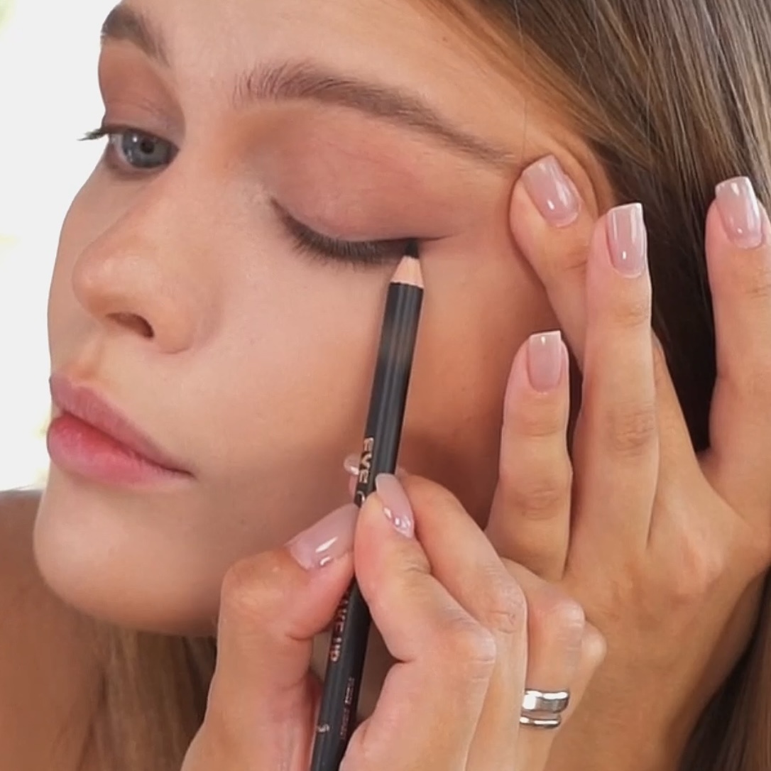 Здесь карандаш в дереве. Он НЕ будет стойким. Зато легко смывается.