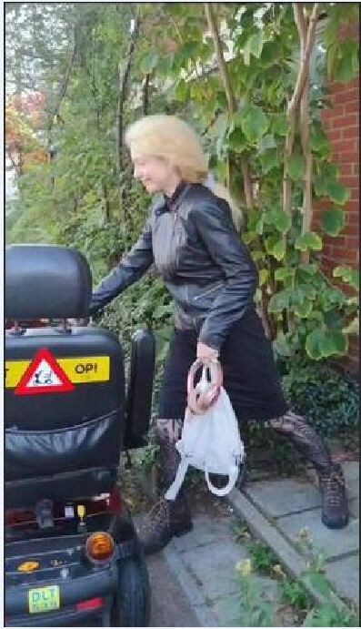 "С такой походкою летящей, с такой улыбкой неземной"(с)