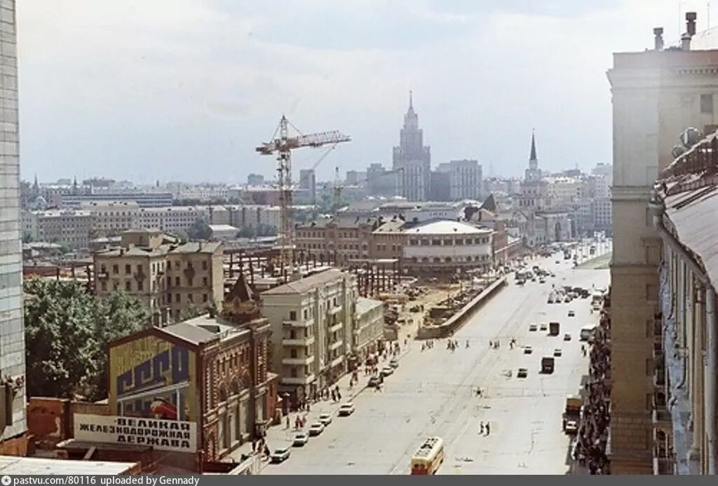 Краснопрудная улица, 1979 год. Строится универмаг "Московский". Источник https://pastvu.com/p/80116.