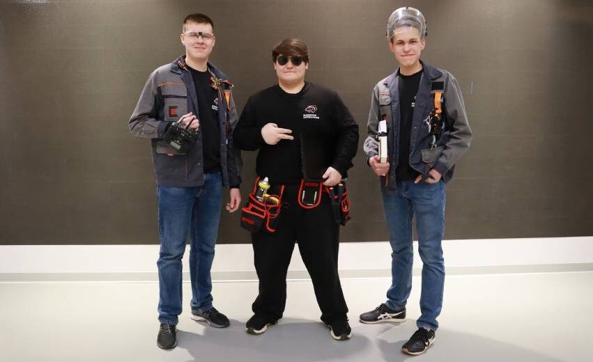  Команда «Механизаторы» состоит из капитана (Артем Мальцев), пилота (Артур Серебряков) и электронщика (Богдан Дерябин). Фото: взято из группы команды «Механизаторов» в ВК