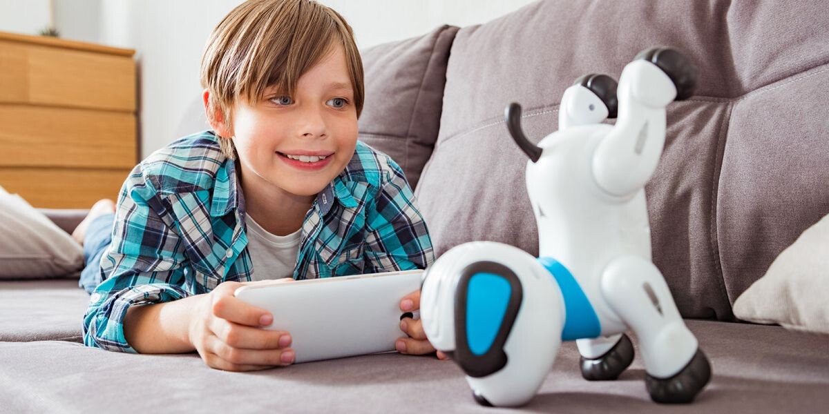 Роботы-собаки — отличные игрушки для детей любого возраста. Источник: Shutterstock📷
