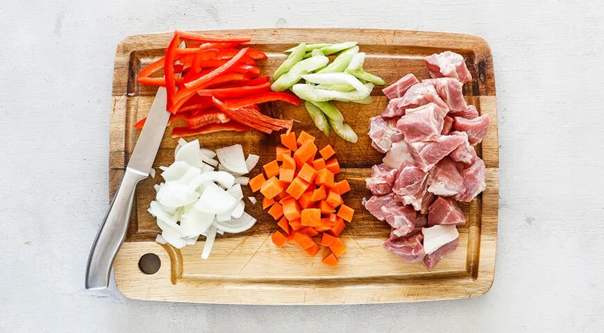   Тушеная картошка со свининой на сковороде (gastronom.ru)