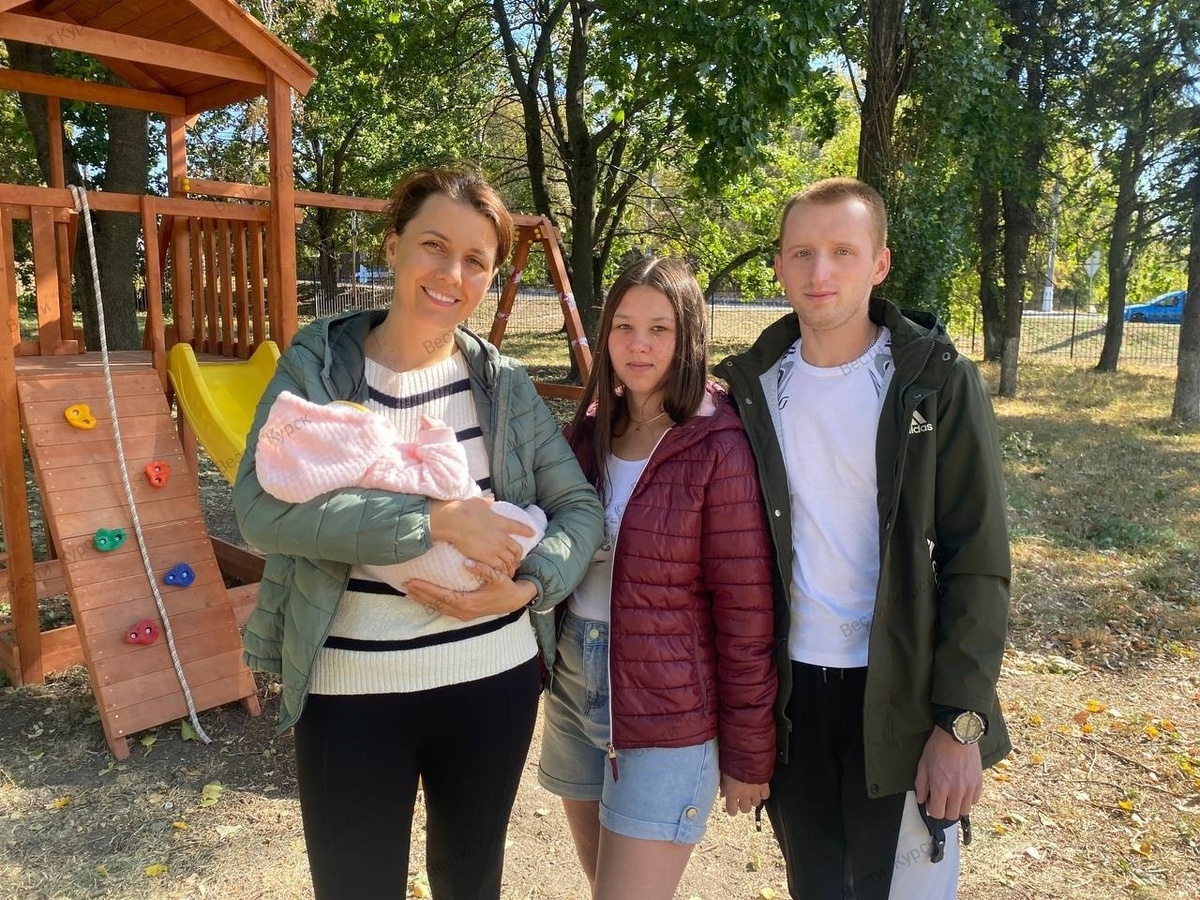    Директор Курского цирка Наталия Леонова стала крестной мамой девочки из приграничья