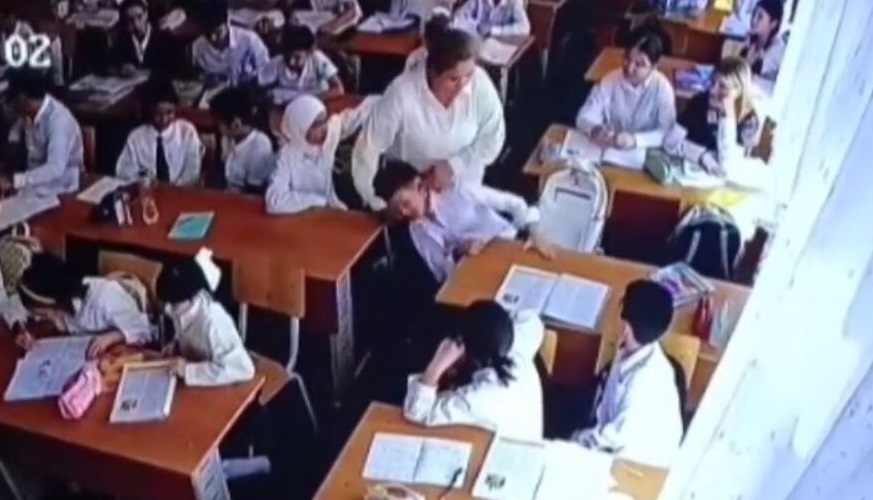 Фото: скриншот с видеозаписи. Учительница-узбечка агрессивно повела себя после просьбы вести урок на русском языке.