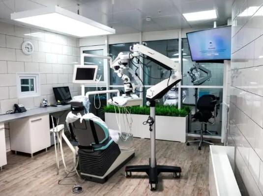 Кабинет стоматолога, оснащенный микроскопом