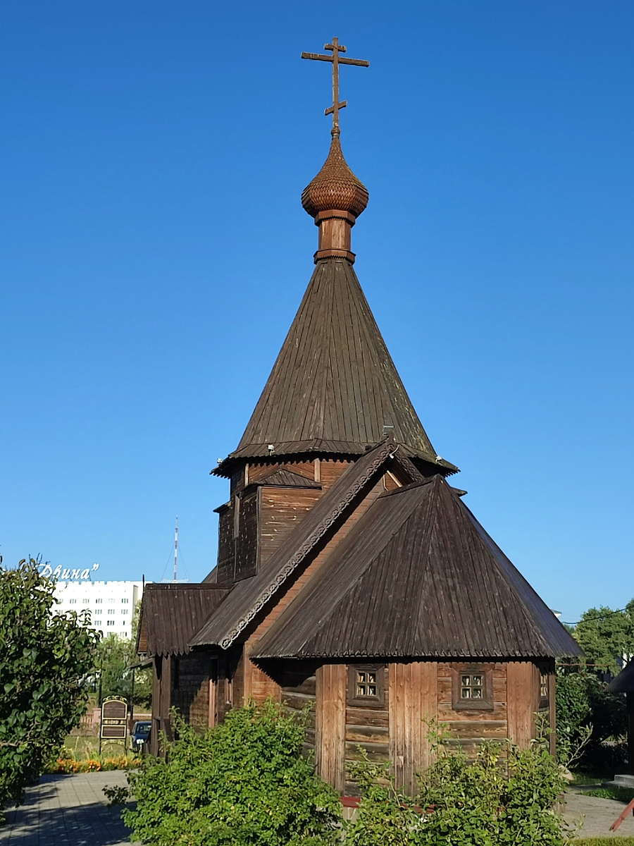 Рядом деревянная Александро-Невская церковь. Построена в 90-х