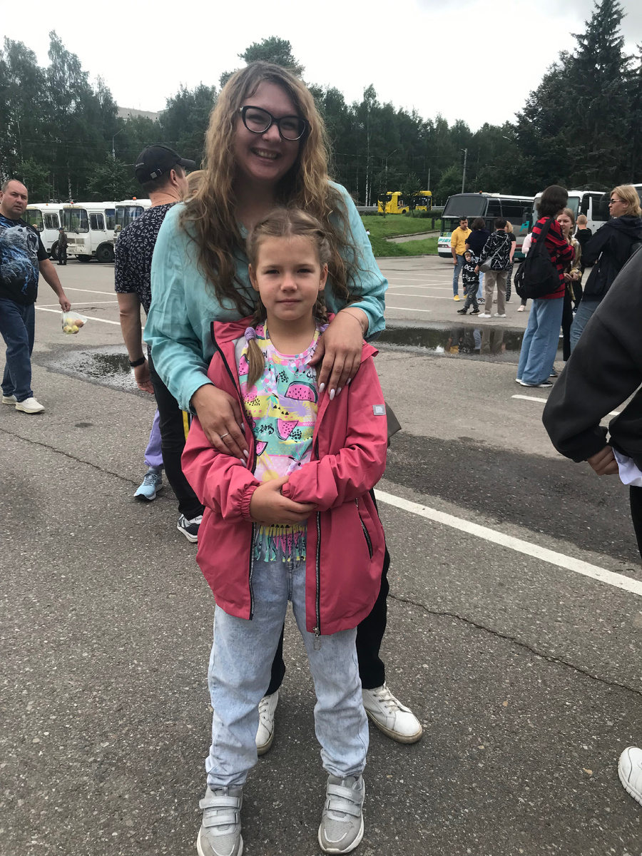 Зая и Лера за несколько минут до отправки автобуса 