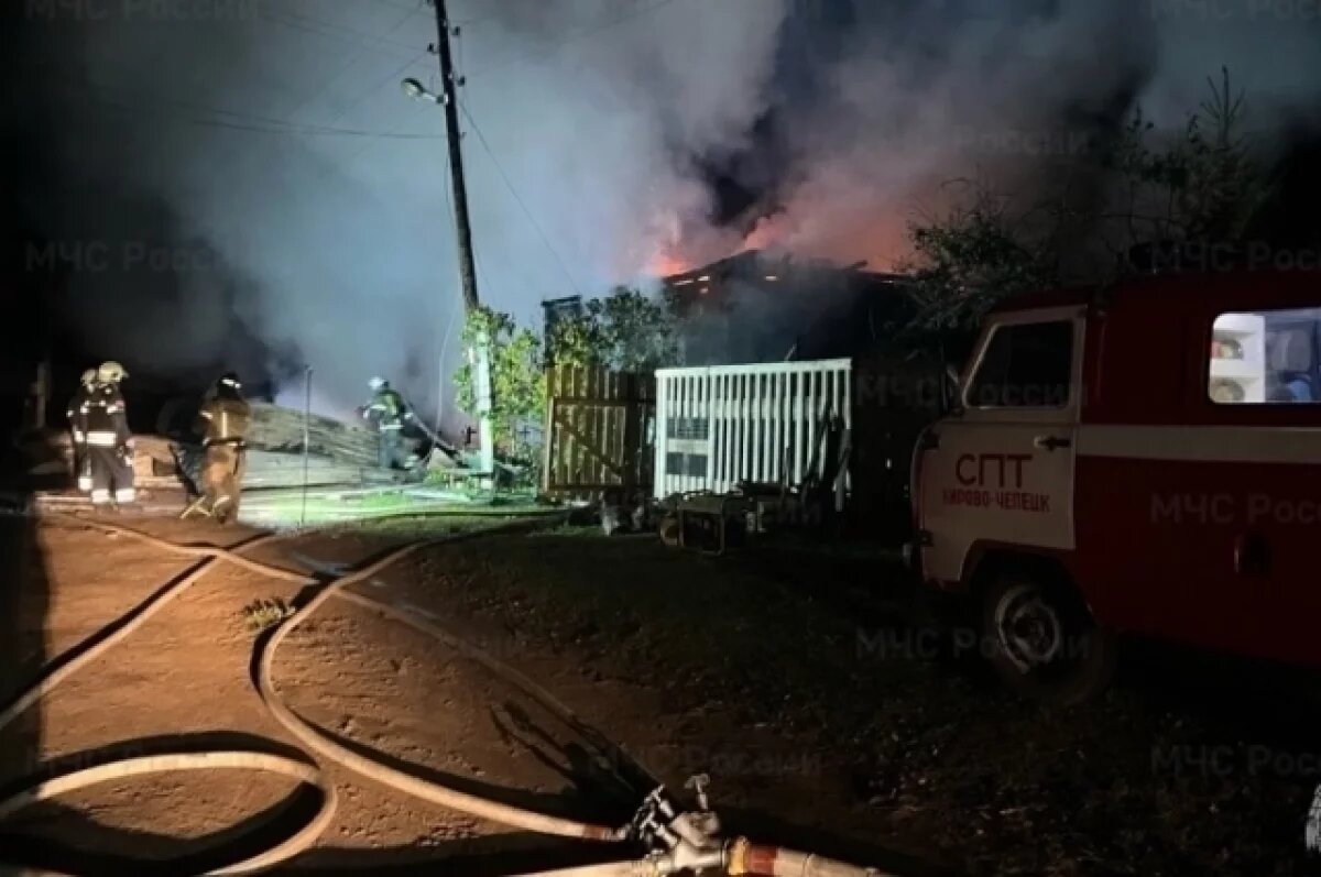    Выяснилось, что хозяева дома – пара пенсионеров – пытались сами затушить пожар и получили ожоги