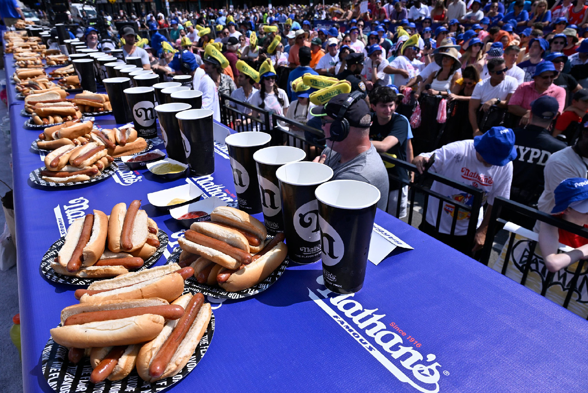 Фото с официального сайта конкурса «The Hot Dog Eating Contest»