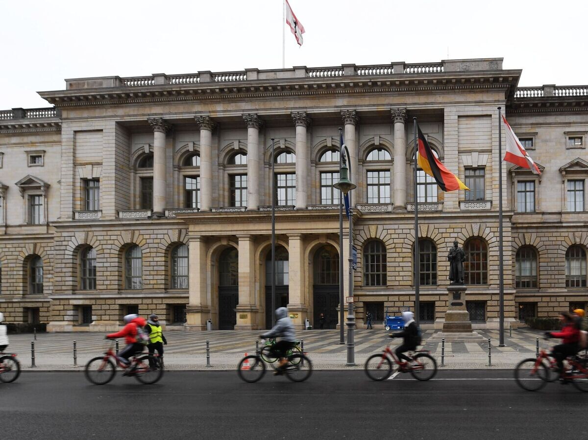    Велосипедисты едут мимо здания Палаты депутатов Берлина © Sputnik / Асатур Есаянц