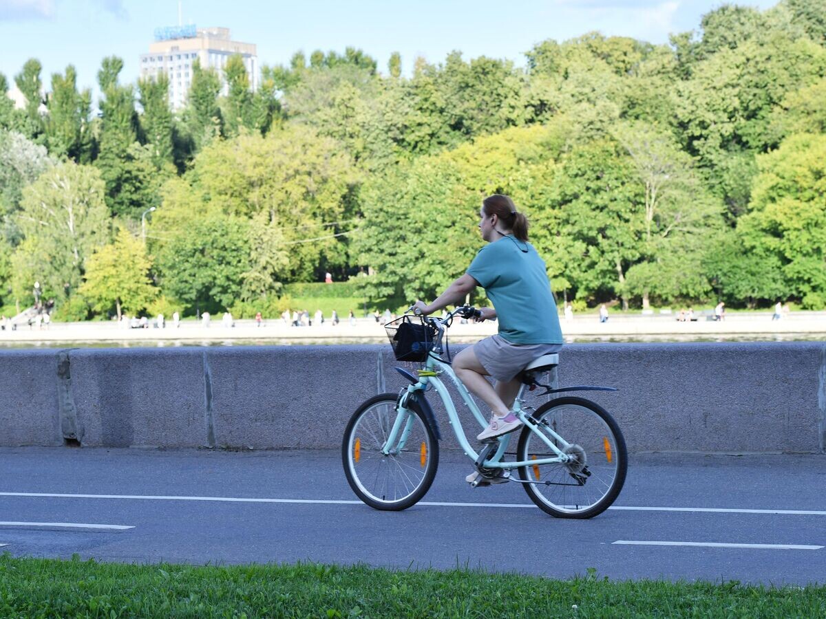    Девушка катается на велосипеде по набережной Москвы.© РИА Новости / Наталья Селиверстова