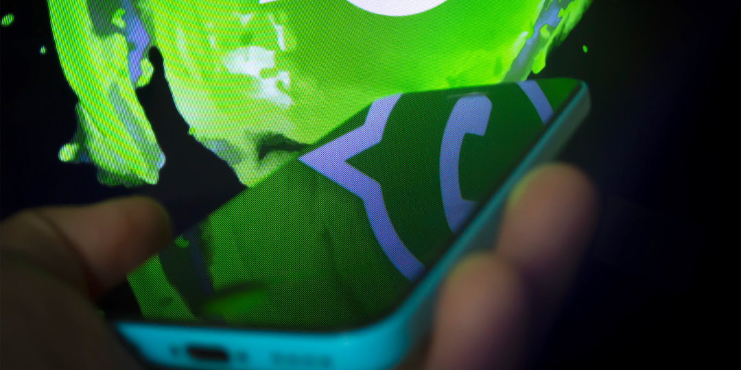 Опасные открытки в WhatsApp: как у пользователей мессенджера воруют деньги