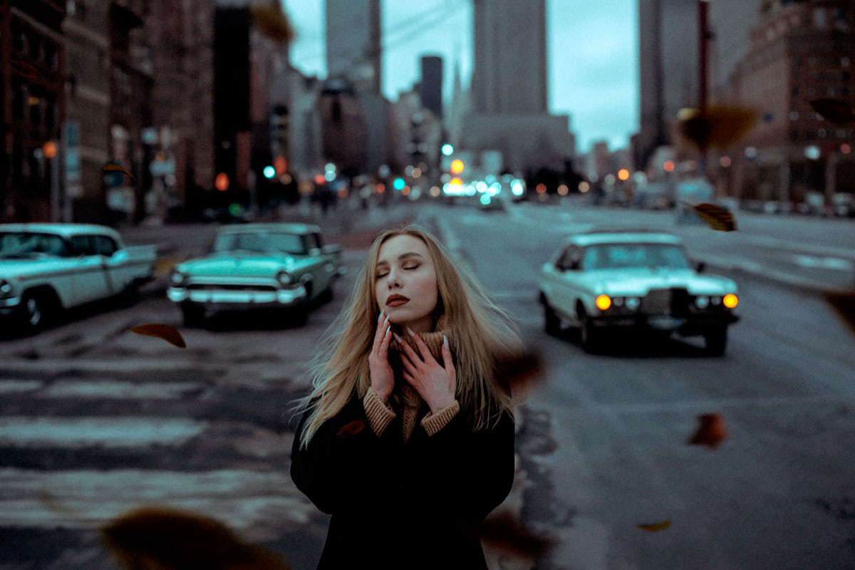 Хаксли был убеждён, что в будущем контроль над обществом можно будет осуществлять, погружая людей в бесконечный поток приятных развлечений