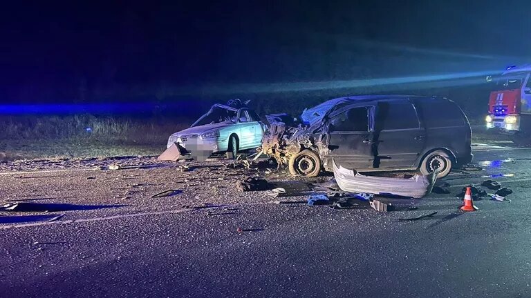 © Фото : УМВД России по Липецкой области/ВКонтакте Место ДТП, где произошло лобовое столкновение автомобилей марки "Хендай" и "Фольксваген" в Липецкой области. 26 сентября 2024