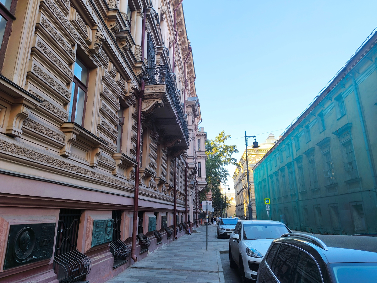 Романов переулок. Справа - дом 2 строение 3. Слева - дом 3. Фото автора.