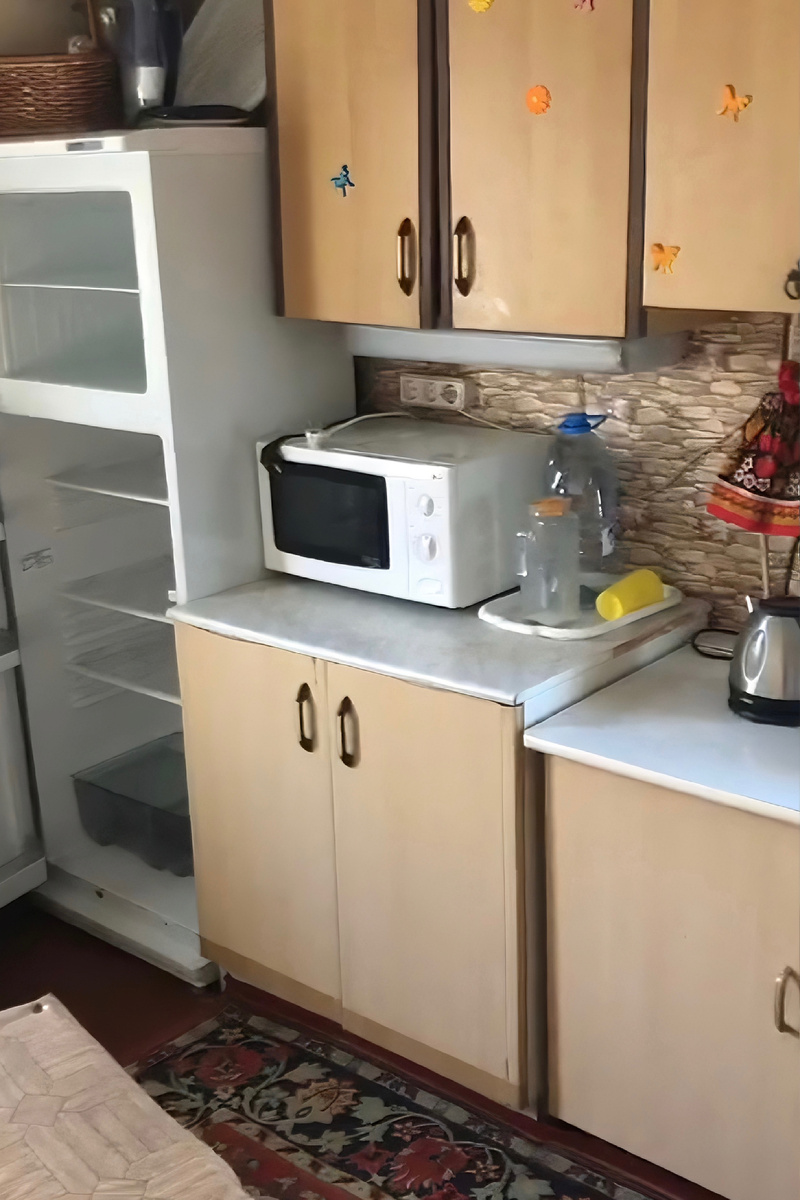 Было очень много полупустых тумбочек, которые занимали всю стену.