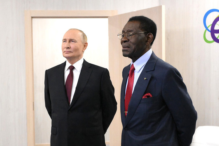    Роль главного иностранного гостя исполнял президент Экваториальной Гвинеи Теодоро Обианг Нгема Мбасого. Страна входит в число одних из самых богатых по запасам бокситов, нефти, газа, золота, алмазов.   
Фото:  kremlin.ru