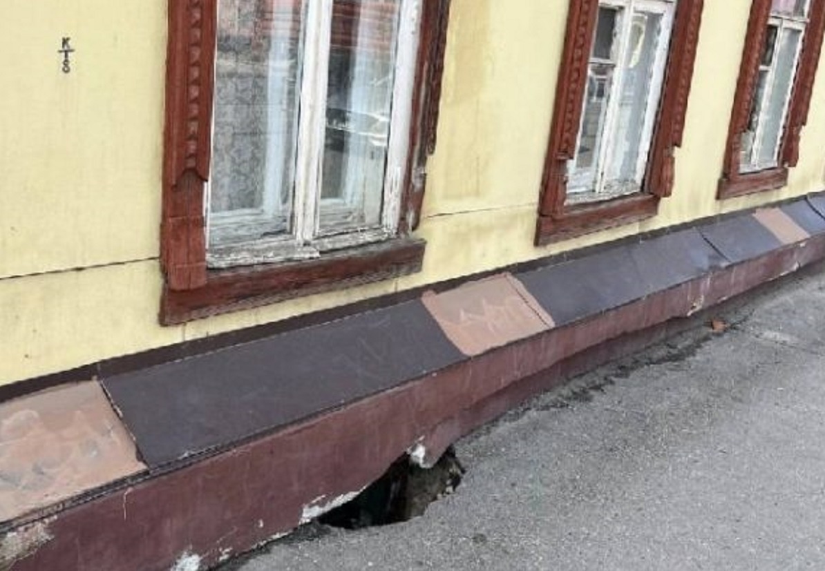    Яма под домом напугала жильцов