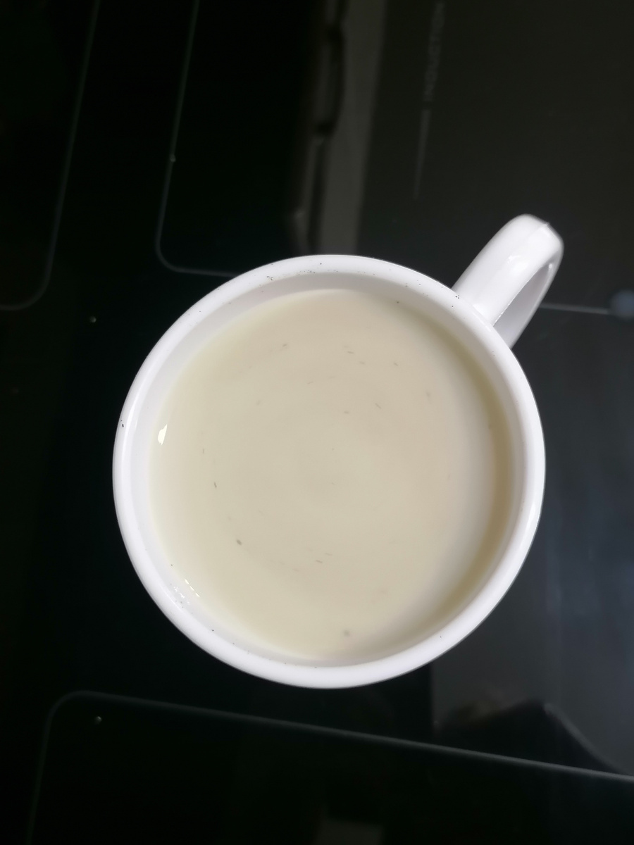 В готовом виде чай белый, да плавают еле видные зелёные точки чаинок. 