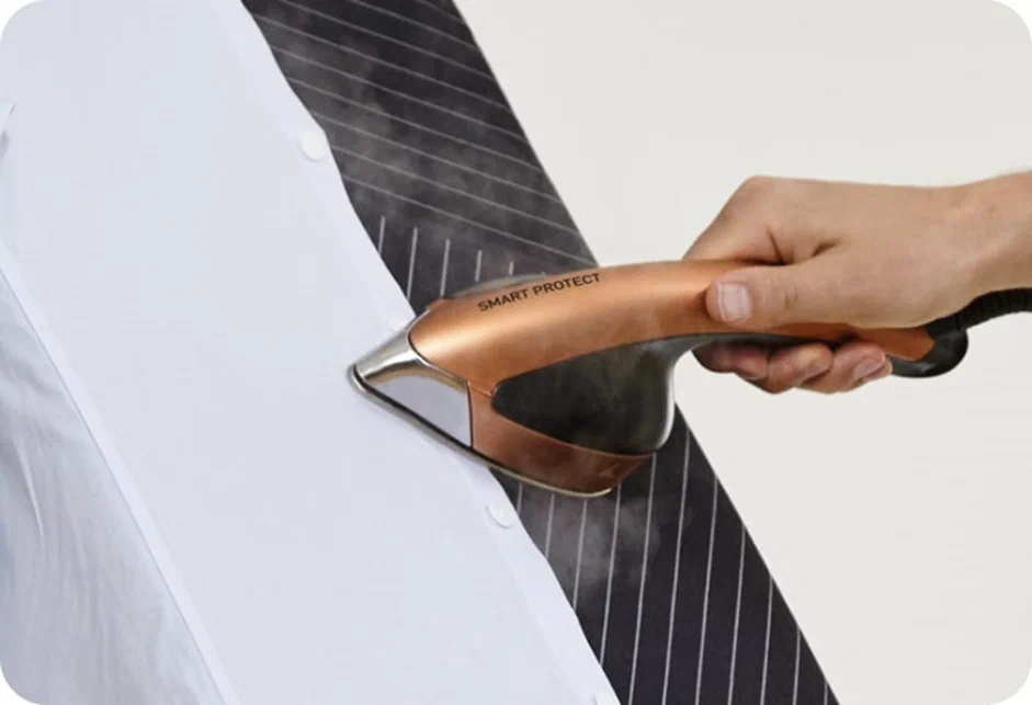 У утюга эргономичная форма, ручка комфортно ложится в ладонь 