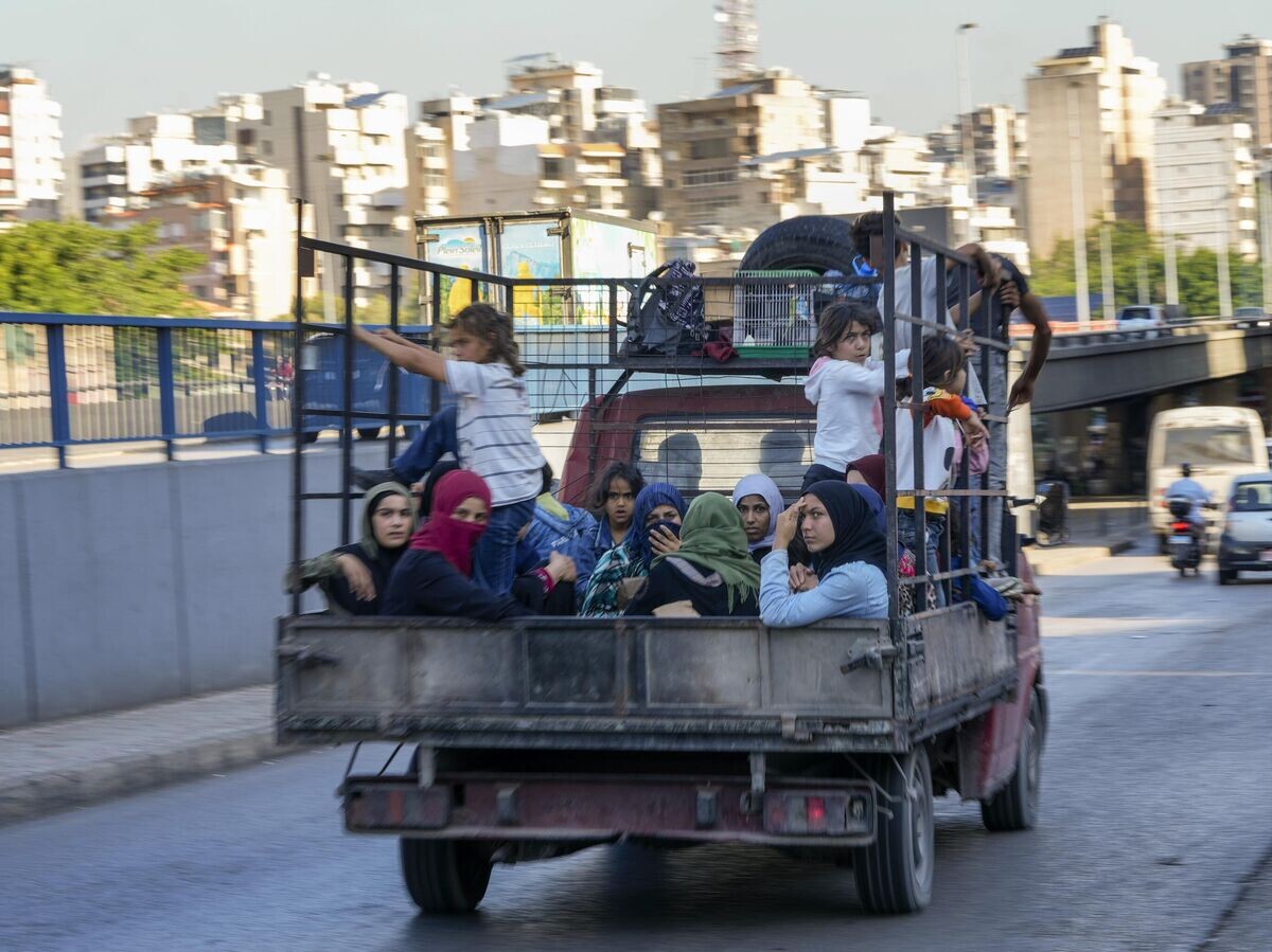    Беженцы из южных районов Ливана в Бейруте© AP Photo / Hassan Ammar