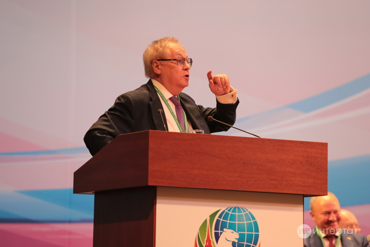 Роберт Нигматуллин выступает на съезде Всемирного конгресса татар. Фото: Рамиль Гали