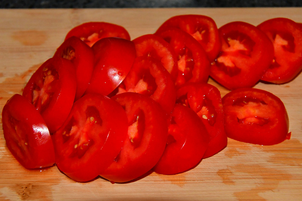 Нарезаем помидоры кольцами