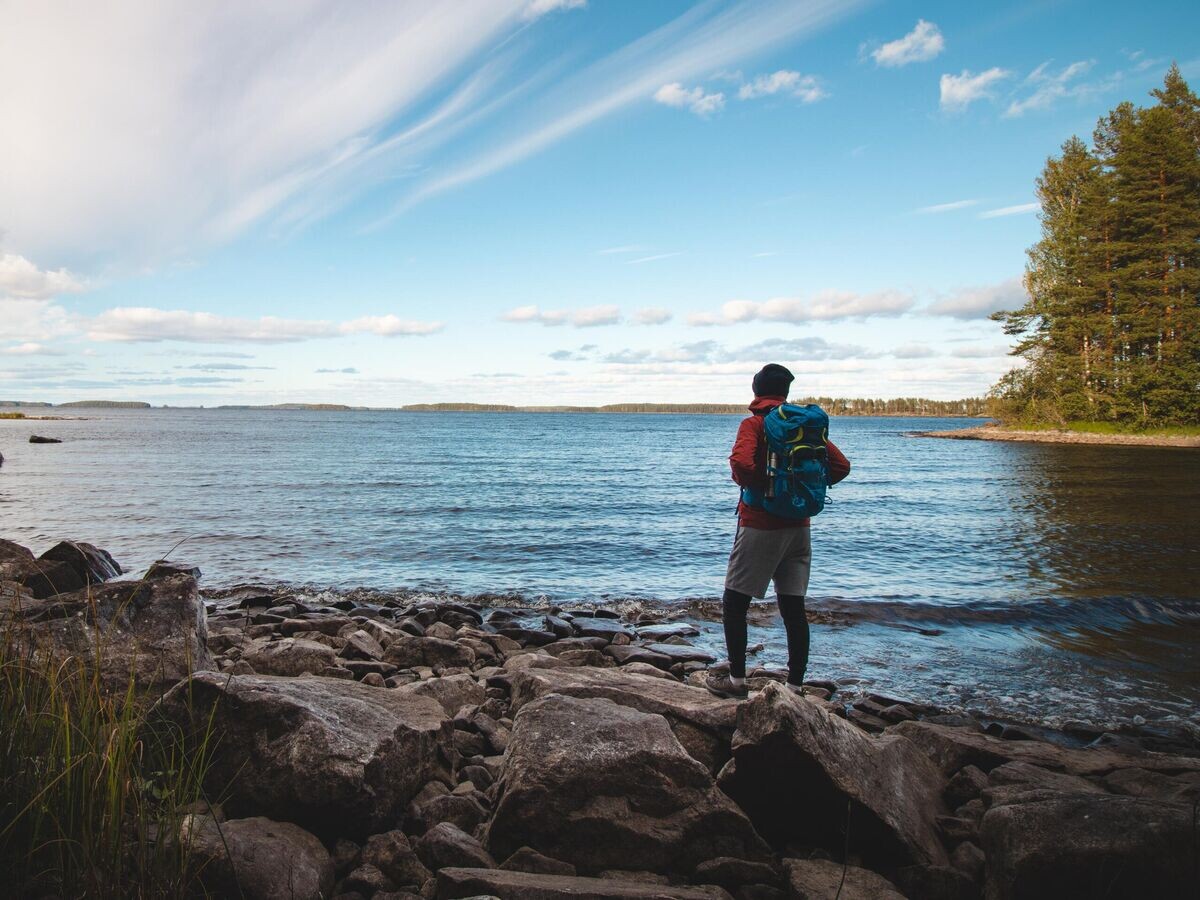    Турист у реки в национальном парке Коли в Финляндии© iStock.com / VSFP