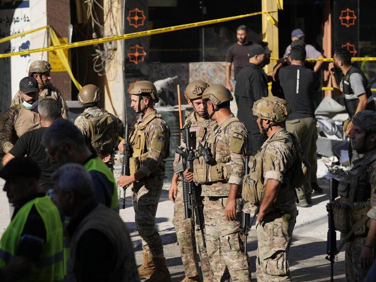    Ливанские военные на месте авиаудара израильских ВВС в южном пригороде Бейрута© AP Photo / Hassan Ammar