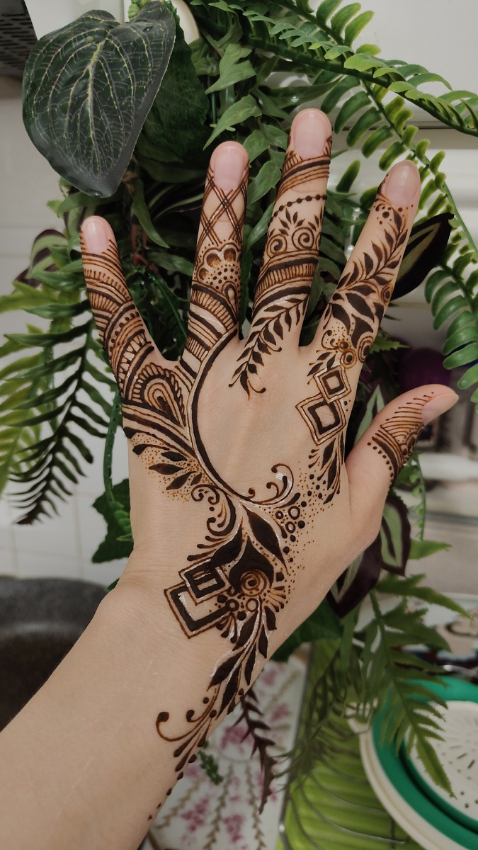 Свежая хна на руке