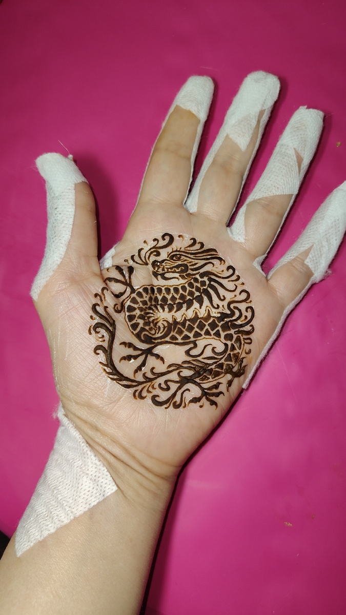 Свежая хна на ладони