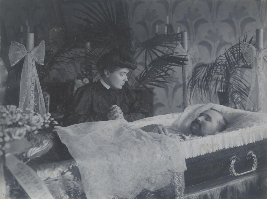 У гроба. В.М.Чечот. у гроба своего отца. Фото (1910-е)