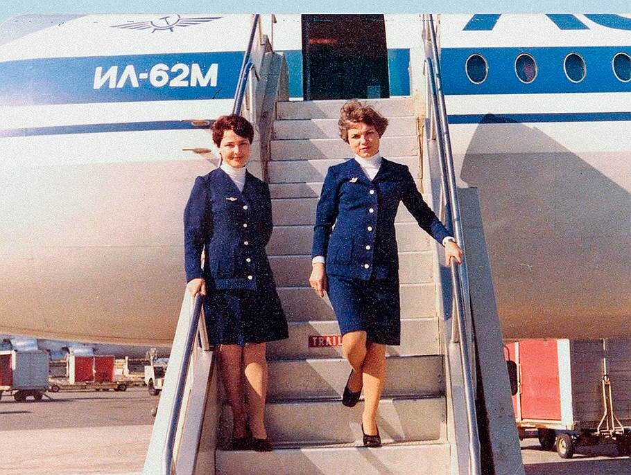 Стюардессы на фоне самолёта ИЛ-62М