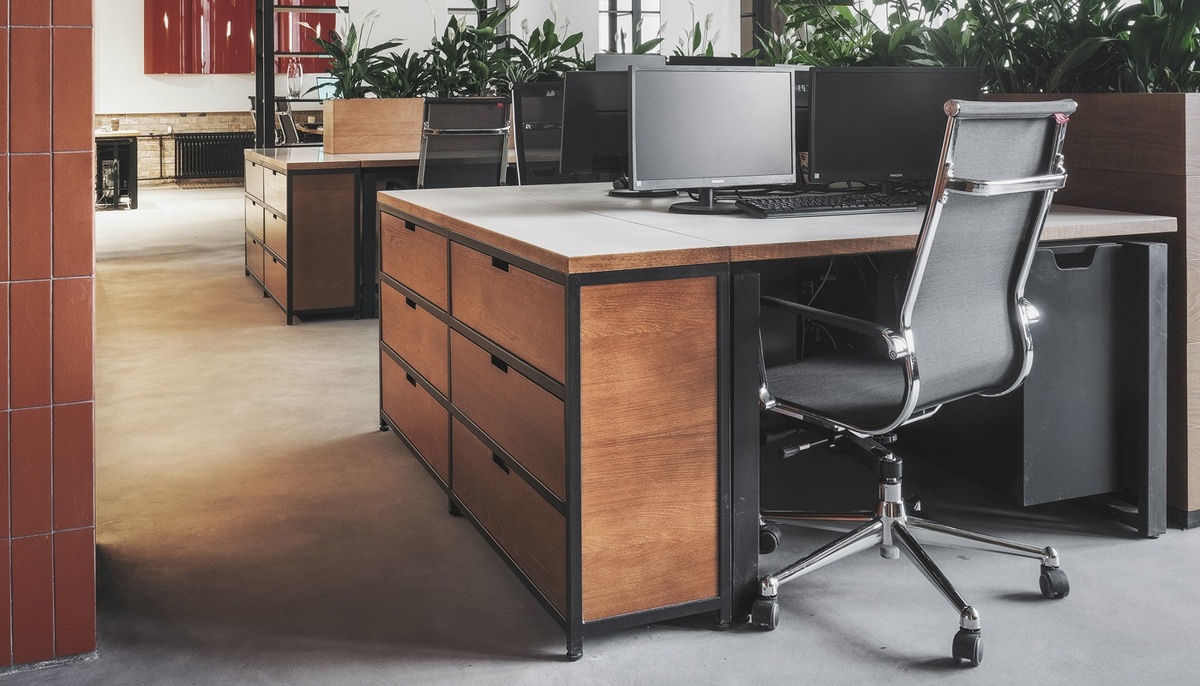 В условиях размытых границ между домом и офисом важно выбрать универсальное кресло, которое подойдет для обеих сред. Комфортное и правильное кресло значительно повышает продуктивность, будь то работа из дома или в офисе.