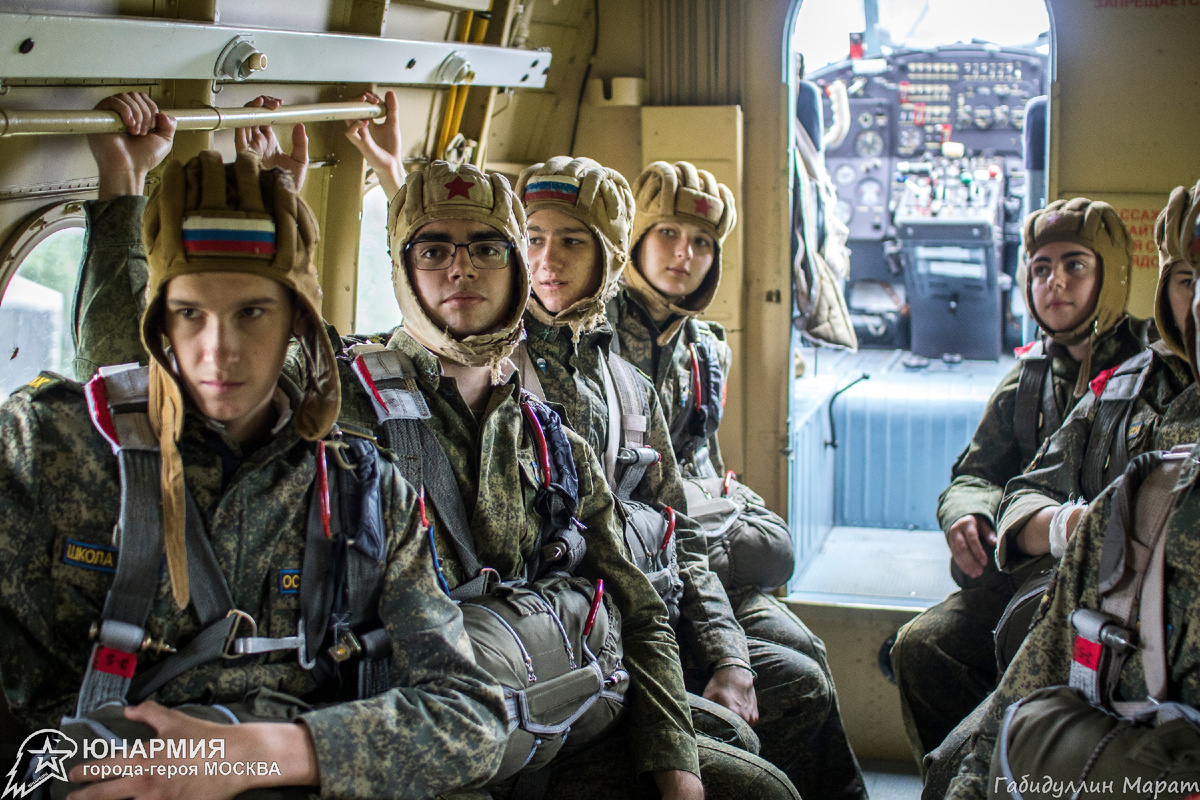 Прыжок с парашютом юнармейцев Москвы