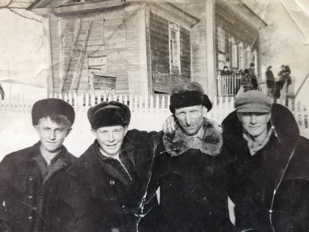 Жители Ташты на фоне церкви Пророка Божия Илии, переделанной под клуб