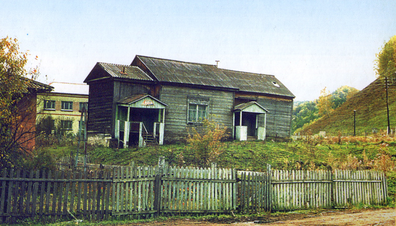 Здание бывшего Пантелеимоновского храма в Бирюле. Источник: https://www.vtourisme.com/altaj/infrastruktura/respublika-altaj/spisok-sel/519-s-biryulya?ysclid=m1ispj5jd7642944443