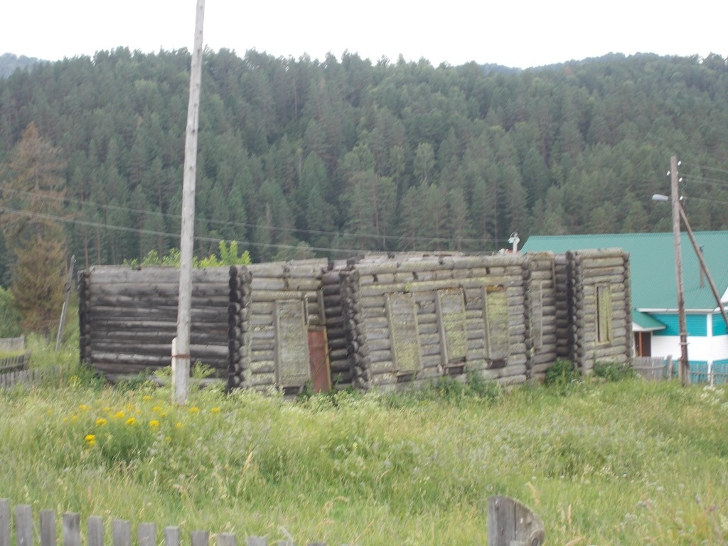 Здание бывшего Александро-Невского храма в с. Александровке. Источник: https://sobory.ru/photo/290120. 2016 г.