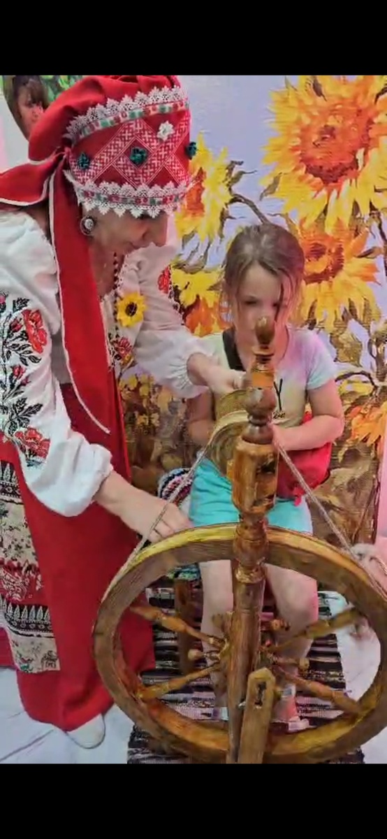 Дочь прочитала и видео с Машей прислала. Прядёт внучка! На выставке ВДНХ)))