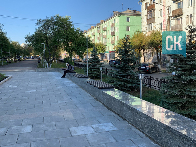    У памятника Кирову появились встроенные лавки