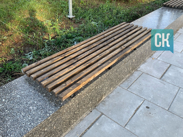    У памятника Кирову появились встроенные лавки