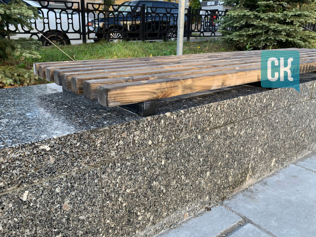    У памятника Кирову появились встроенные лавки