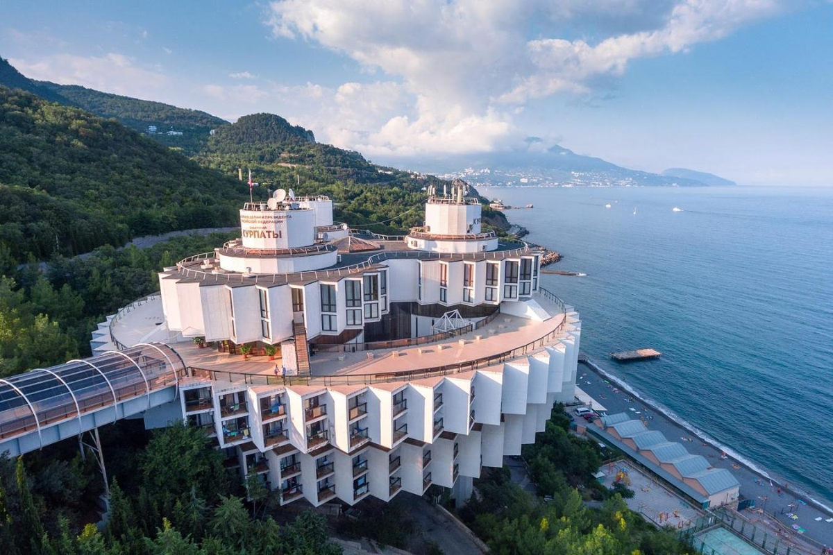 https://hotels.sletat.ru/i/f/122612_0.jpg Санаторий "Дружба" в Ялте. Построен в 80-е годы.