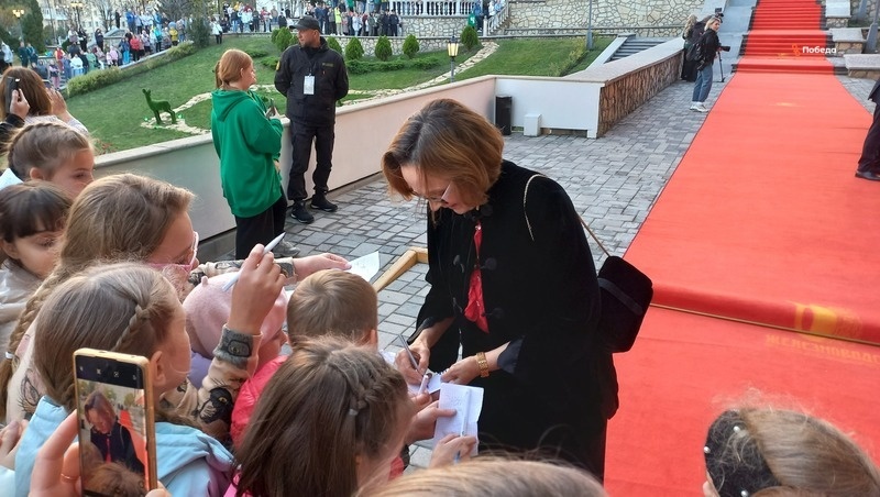    Ирина Купченко даёт автограф Фото: Анастасия Михайловская / / ИА «Победа26»
