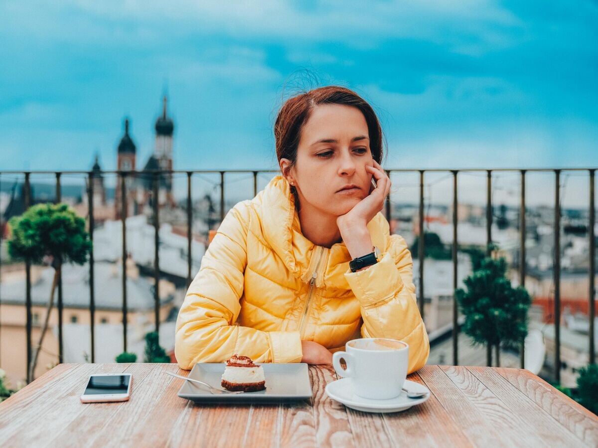    Задумчивая девушка © iStock.com / martin-dm