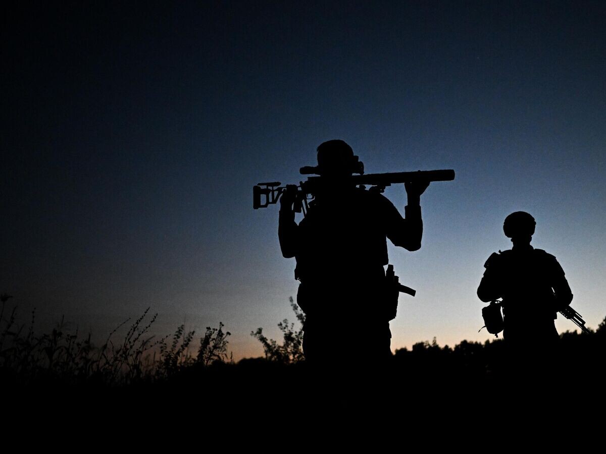    Военнослужащие снайперской группы Аида спецназа "Ахмат" во время выхода на военное задание в Курской области© РИА Новости / Сергей Бобылев