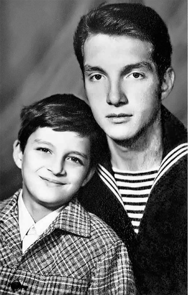 Брат Володя был старше на 11 лет