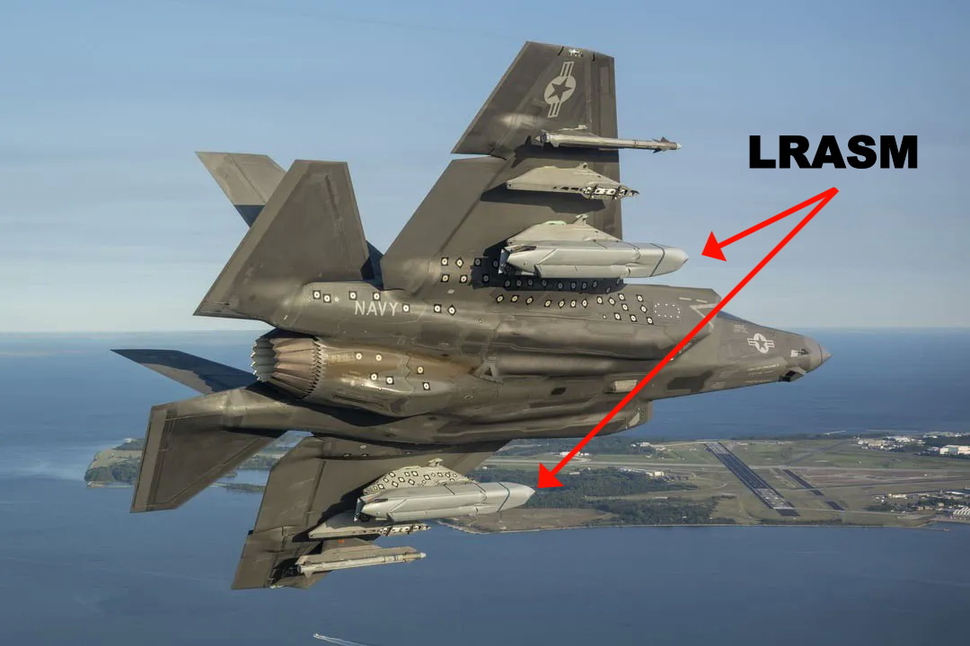 F-35C с новой противокорабельной стелс-ракетой большой дальности AGM-158C (LRASM)